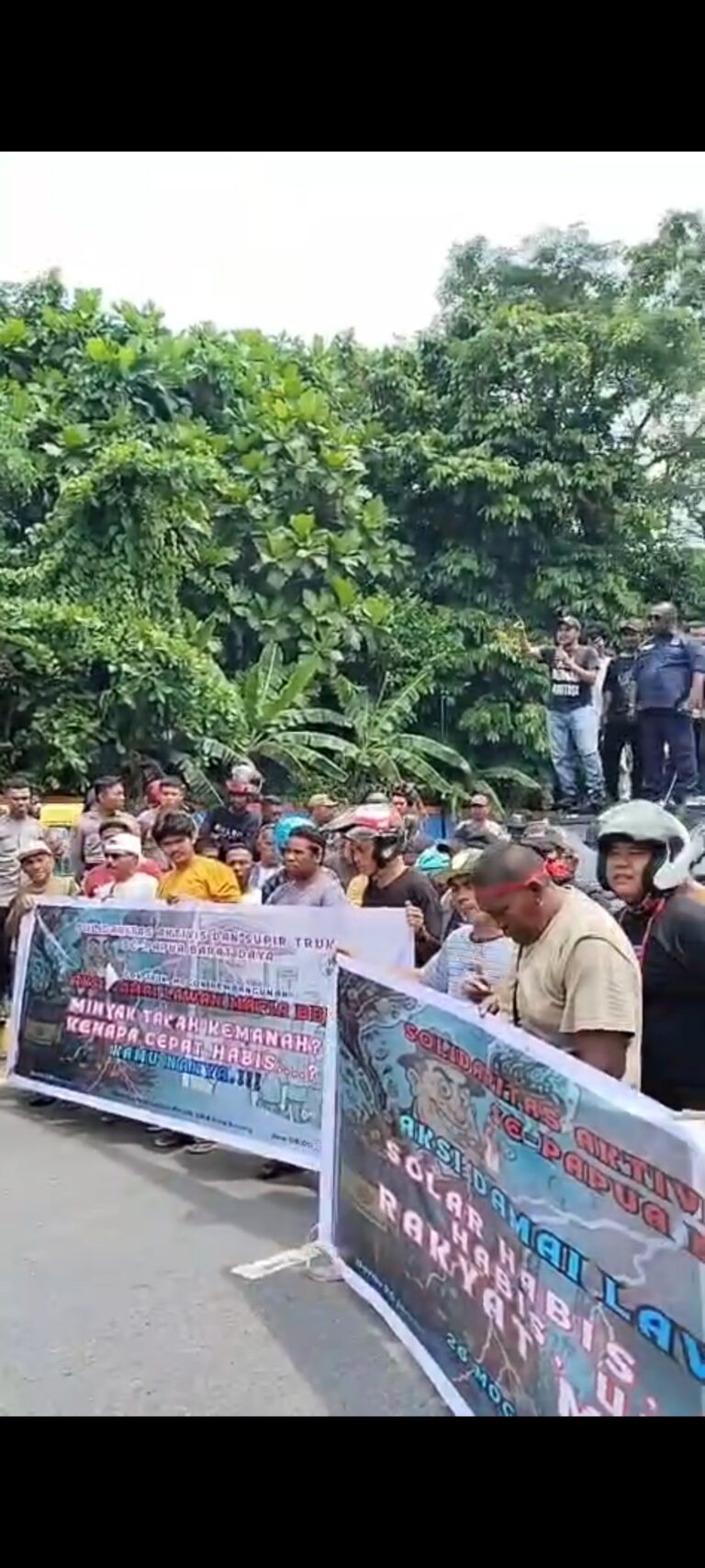 Aksi Demo Damai Pengemudi Truk Didepan Depo Pertamina Sorong Meminta Basmi Mafia BBM