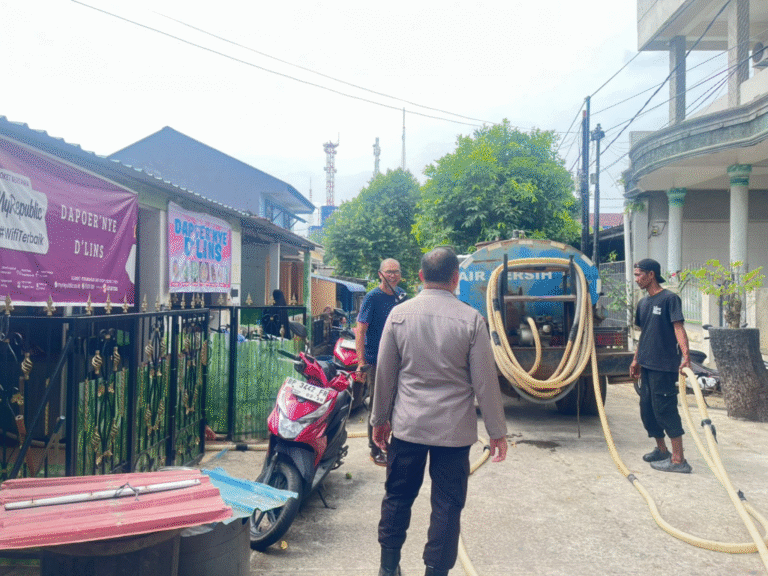 Polsek Batu Ampar Laksanakan Pengamanan Pendistribusian Air Bersih bagi Warga Tanjung Sengkuang