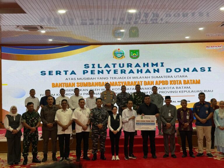 Kapolresta Barelang Dampingi Wali Kota Batam Serahkan Bantuan Kemanusiaan untuk Korban Bencana di Sumatera Utara