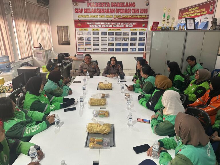Kasat Binmas Polresta Barelang Laksanakan Silaturahmi dan Bakti Sosial Bersama Komunitas Ojek Online Kota Batam