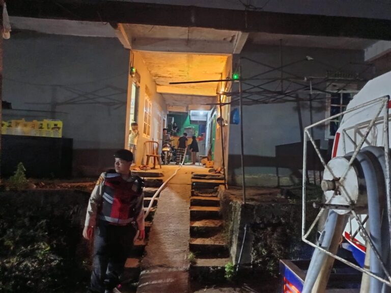 Polsek Lubuk Baja Melaksanakan Pengamanan Pendistribusian Air Bersih Kepada Warga yang Terdampak Gangguan Air di Tanjung Uma