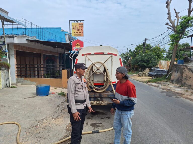 Polsek Batu Ampar Laksanakan Pengamanan Hari Ke-15 Pendistribusian Air Bersih di Tanjung Sengkuang