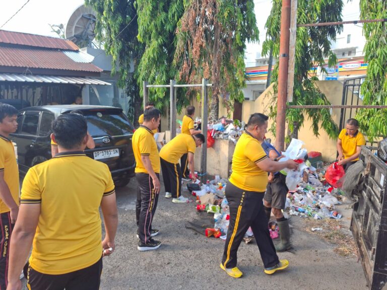 Polres Pinrang Gelar Jumat Bersih, Wujudkan Lingkungan Kerja yang Aman, Sehat, Resik, dan Indah